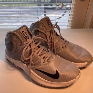 Boys 9.5 Nike basketball low tops